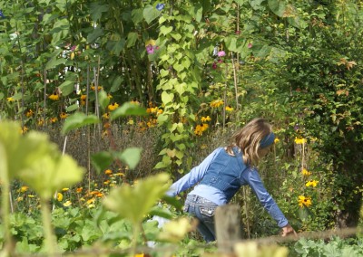 Kind im Garten